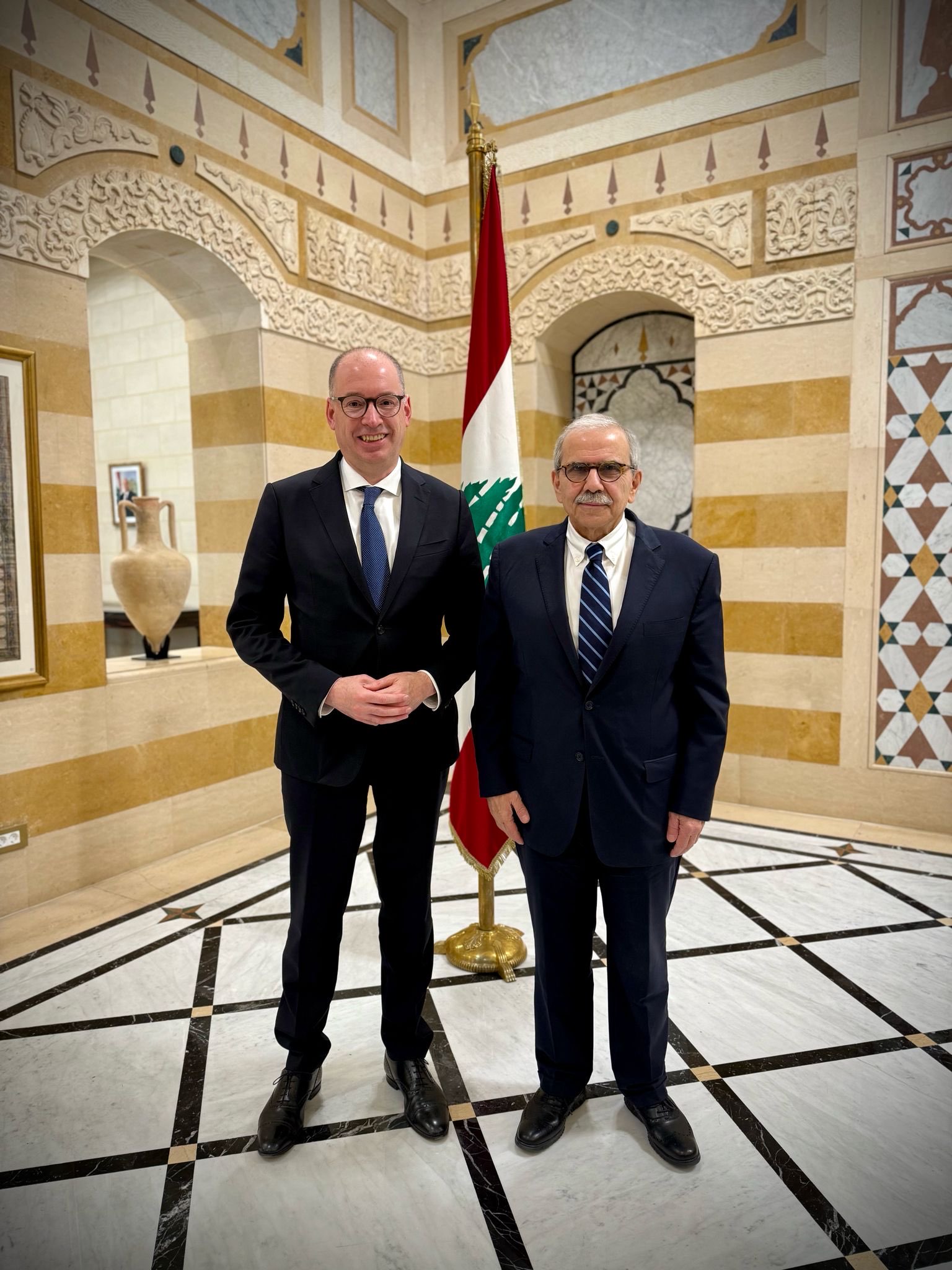 Der libanesische Premierminister Nawaf Salam (rechts) und der Parlamentarische Staatssekretär Niels Annen bei ihrem Treffen in Beirut