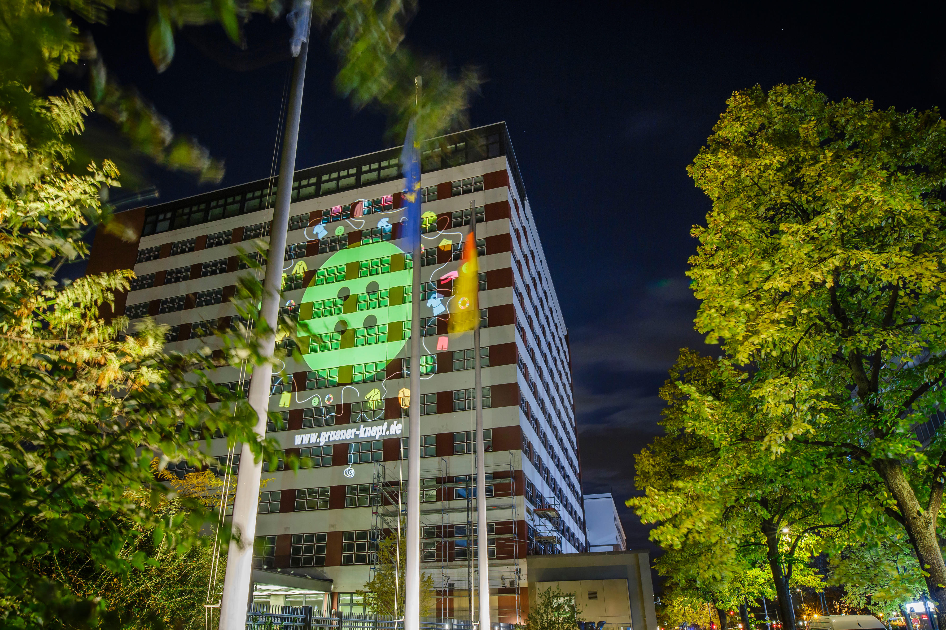 Projektion anlässlich des Festival of Lights am Gebäude des BMZ in Berlin mit dem Logo des Grünen Knopfes